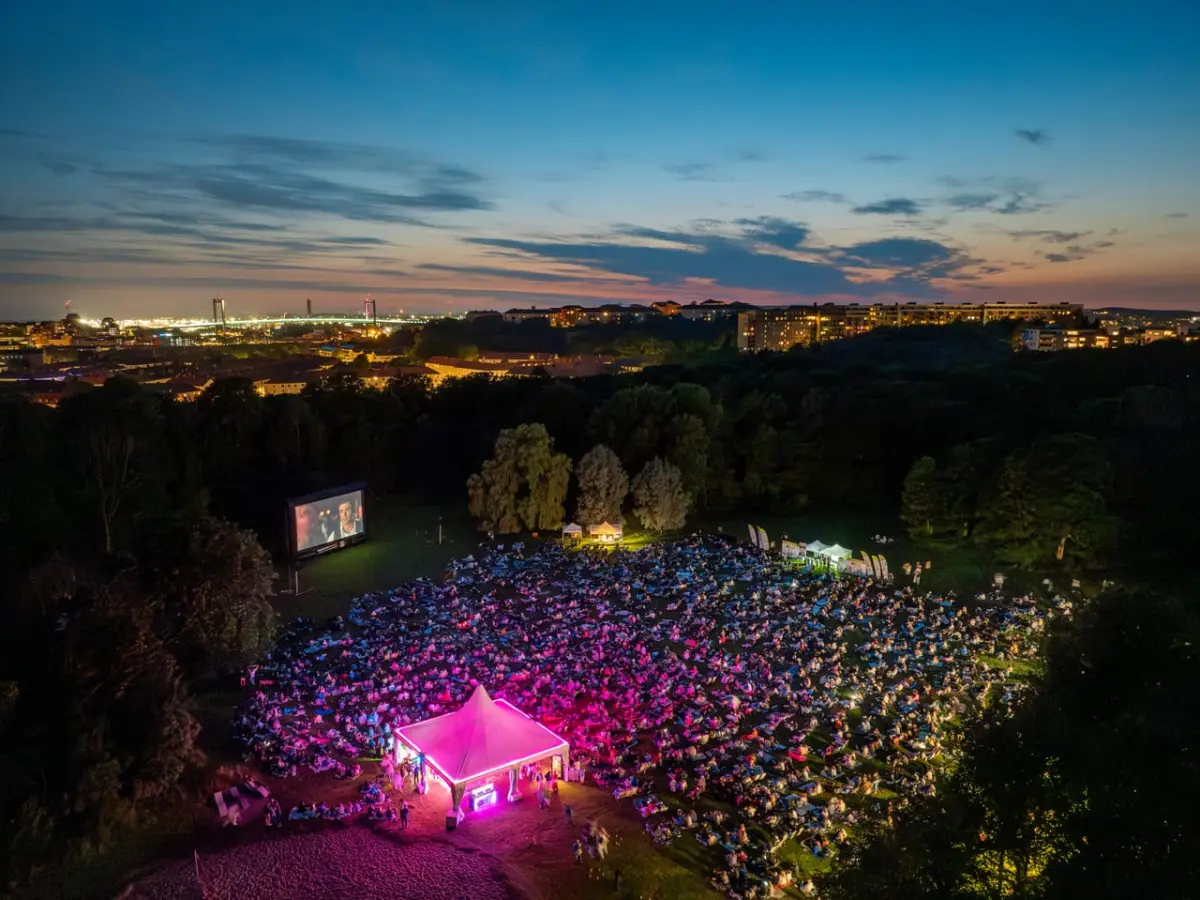 Hyra utomhusbio till event – så skapar du en minnesvärd filmkväll